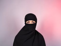 النقاب في المنام: تفسير رؤية لبسه وخلعه وتأثيره على الرائي