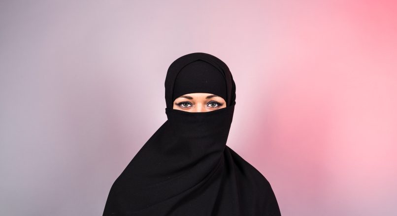 النقاب في المنام: تفسير رؤية لبسه وخلعه وتأثيره على الرائي