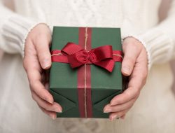 الهدية في الحلم: ماذا يعني رفض هدية من شخص مشهور حسب ابن سيرين؟